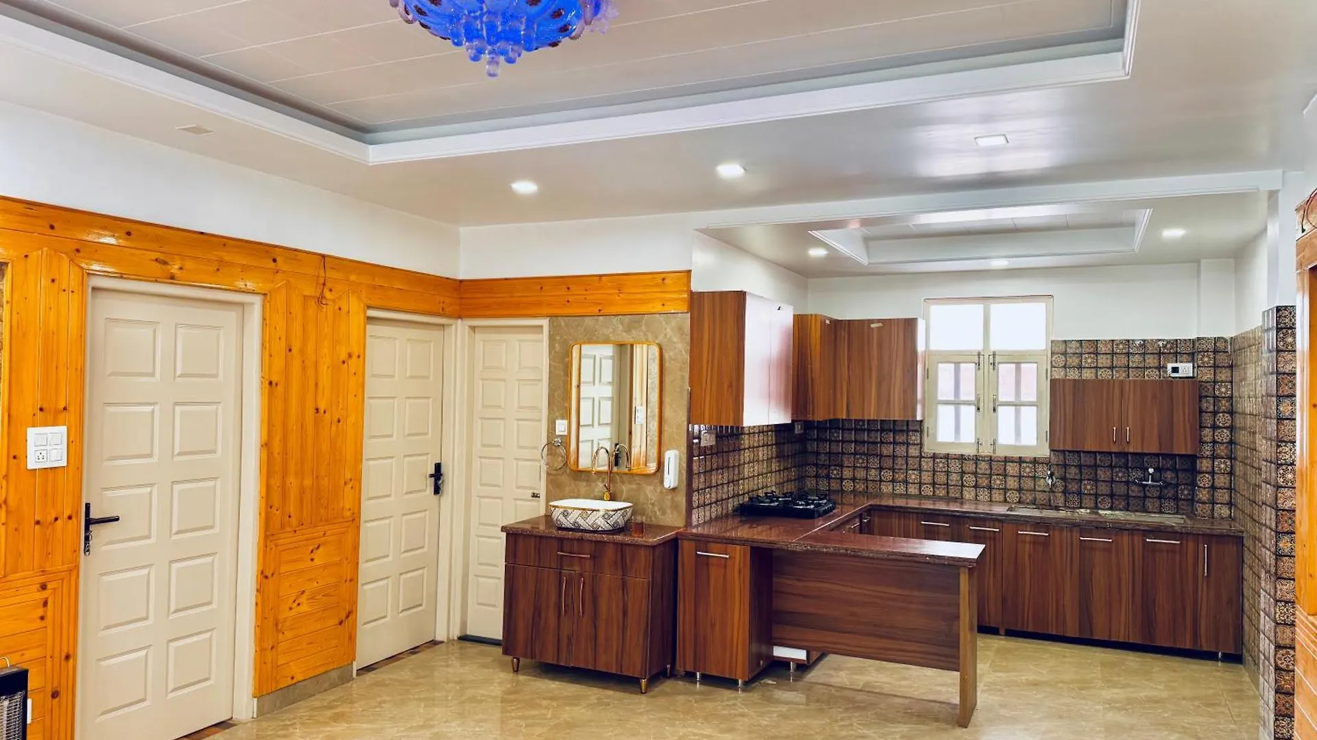 Staynest Bnb In City Centre - 3 Bhk Apartments - Private Parking - Balcony View Shimla