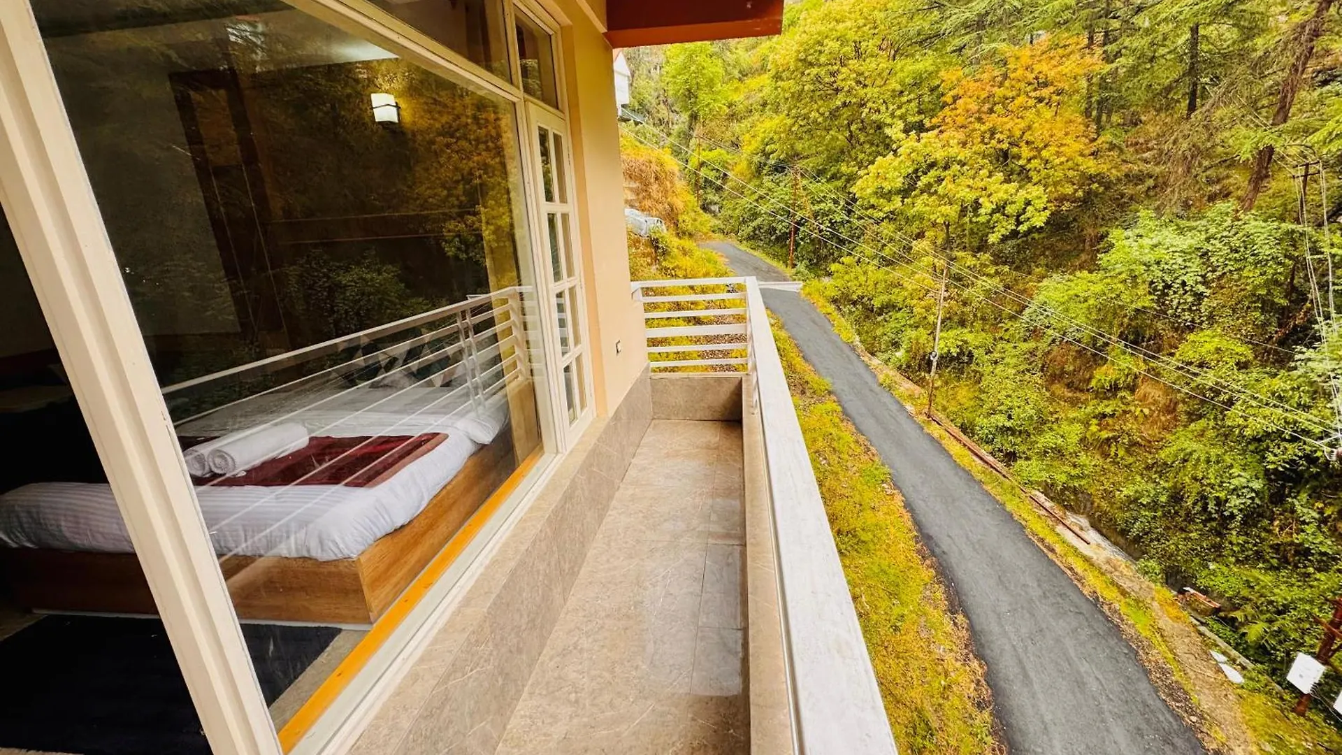 Staynest Bnb In City Centre - 3 Bhk Apartments - Private Parking - Balcony View Shimla Hotell