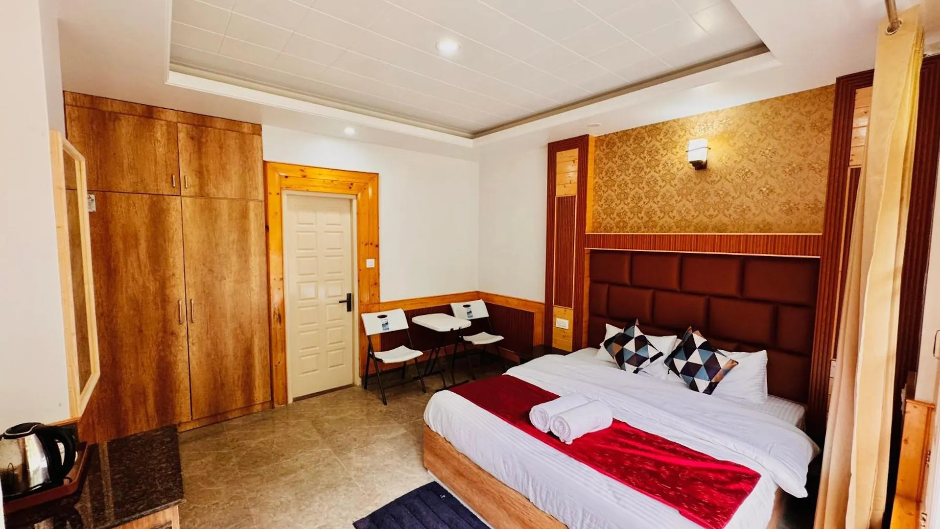 Staynest Bnb In City Centre - 3 Bhk Apartments - Private Parking - Balcony View Shimla 4*,  Indien